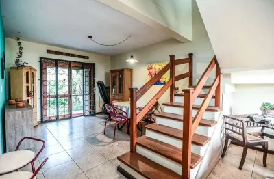 Casa em condomínio fechado de 2 quartos, suíte, 2 vagas no bairro Guarujá