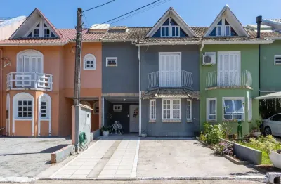 Casa de condomínio, de 3 dormitórios, 1 suíte e 2 vagas de garagem.