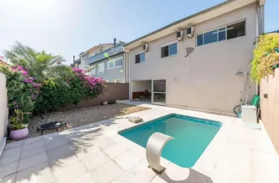 Casa em condomínio de 3 dormitórios,2 vagas e churrasqueira no bairro Agronomia