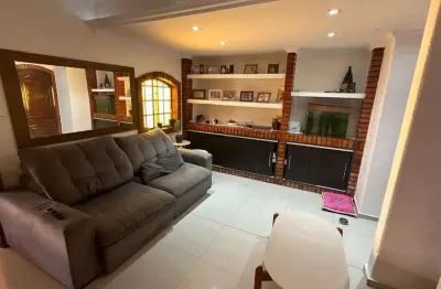 Casa de 4 dormitórios, 2 suítes, piscina, pátio e 2 vagas de garagem.