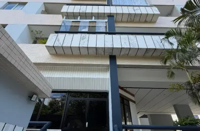 Sua varanda com vista para a praça: espaço e tranquilidade no coração do caminho das árvores!