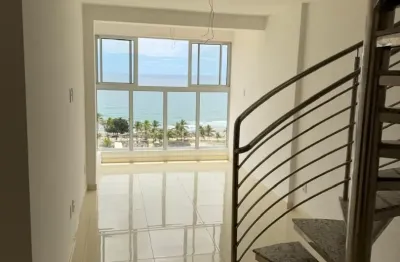 O topo de pedra do sal: cobertura duplex com vista mar infinita e rooftop privativo.