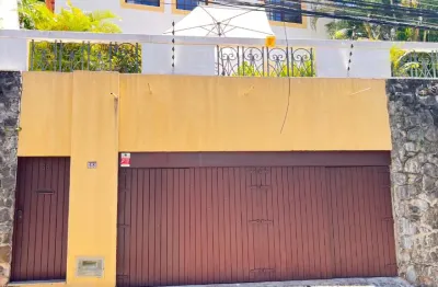 Casa com 2 pavimentos com 4 quartos para locação na graça