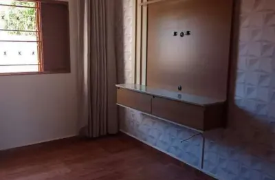 Linda casa de 2 dormitorios, 2 vagas de garagem portao eletronico e cerca de muro