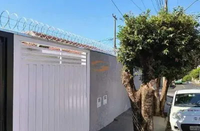 Excelente casa . mais uma sala comercial separada .