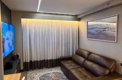 Apartamento reformado com suíte, escritório e mobiliado - localização boa