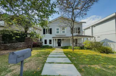 Casa de alto padrão com arquitetura clássica americana no Condomínio Melville