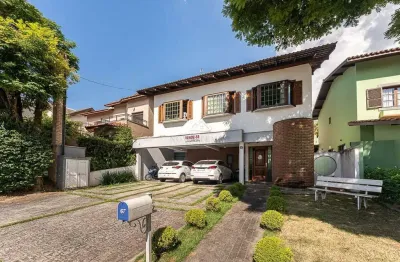 Casa ampla com pé-direito duplo e lazer completo no Alphaville Residencial 9