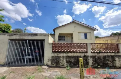 Casa a venda em localização privilegiada - porteira fechada