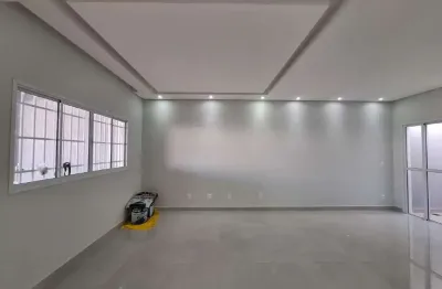 Casa dos sonhos no parque da represa: moderna, espaçosa e pronta para morar!