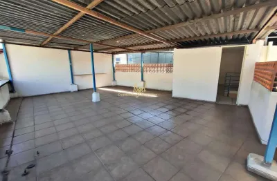 Mariano procópio - cobertura 2/4 - amplo terraço - frente - 2 banheiros - sem garagem