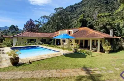 Linda propriedade num terreno arborizado, com 7.000m², bosque, 9qtºs (4stes) e lazer.