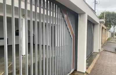 Casa no centro com 4 suítes, sala com 2 ambientes,edícula,garagem para 4 carros,quintal,churrasqueira