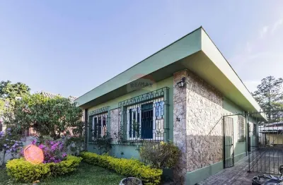 Casa encantadora no partenon com quintal e 3 vagas!