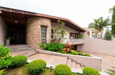 Casa com 3 quartos para alugar na Rua Costa Rica, 410, Bacacheri, Curitiba