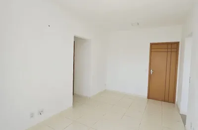 Alugo apto no ed águas de março. com 2 quartos, sendo 1 suíte. nascente total