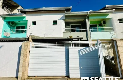 Casa  para venda  com 2 suites, 2 vagas e 1 lavabo  fica no bairro são vicente - itajaí - sc