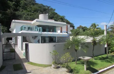 Belíssima residência em condomínio de alto padrão localizada no balneário da praia de pernambuco -