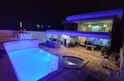 Belíssima residência em condomínio de alto padrão localizada no balneário da praia de pernambuco -