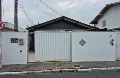 Aluga-se casa com dois quartos e garagem no bairro são vicente, itajaí.