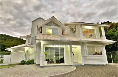 Linda casa com 04 quartos sendo 01 suíte master 250 m² -  são josé sc