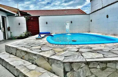 Casa semi mobiliada oferece 3 dormitórios e 2 banheiros sociais