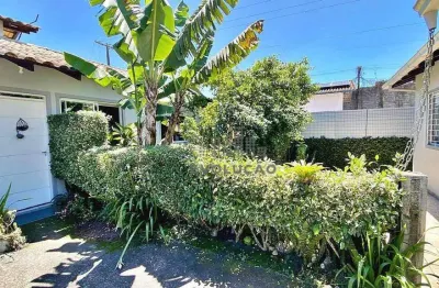 Casa semi mobiliada com 2 dormitórios, sala com 2 ambientes integrada à cozinha, banheiro social