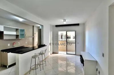 Apartamento com 2 dormitórios, sala com dois ambientes, sacada, banheiro social e cozinha com a área de serviço.