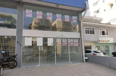 Loja ampla com 142m², mezanino, 1 banheiro, 1 vaga, e 50m² de terreno livre, campinas, são josé/sc