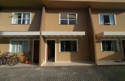 Excelente casa duplex nova, situada em condomínio com rua asfaltada, composta de 1º pavimento: sala, cozinha americana, banheiro social, área de servi