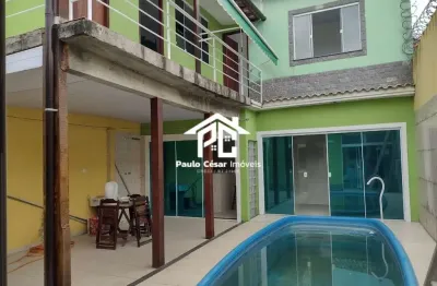 Excelente casa com 02 quartos sendo 01 suíte, ótima sala, cozinha, banheiro, área de serviço, varandas, garagem, piscina, área gourmet com churrasquei