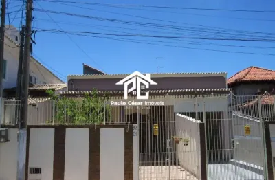 Duplex situado a 3 minutos da lagoa e do centro, este imóvel proporciona conforto e qualidade de vida em uma das melhores cidades da região dos lagos.