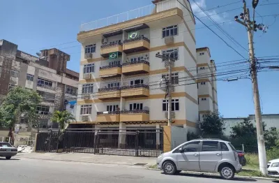 Excelente cobertura com 05 quartos, sendo 02 suítes, uma com hidromassagem e closet, 02 salas, excelente cozinha, despensa, área de serviço, 03 banhei