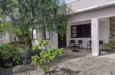 Excelente casa no centro de araruama, composta por 03 quartos, sendo 01 suíte, ótima sala, cozinha, copa, banheiro, área de serviço, varandas, garagem