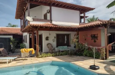 Imperdível! casa em condomínio de alto padrão em araruama-rj, bairro pontinha, 3 quartos, 3 suítes, 3 salas, 2 banheiros, 2 vagas de garagem, 314,56m² de área, com muito acabamento em madeira.