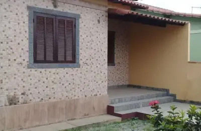 Excelente casa com 02 quartos, sendo 01 suíte, sala, cozinha, banheiro, área de serviço, amplo quintal com garagem para 05 carros, sendo 01 coberto, c