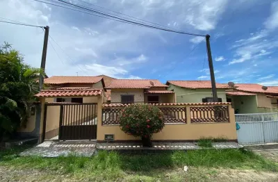 Excelente casa com 02 quartos, sendo 01 suíte, sala, cozinha, banheiro, área de serviço, amplo quintal com garagem para 05 carros, sendo 01 coberto, c