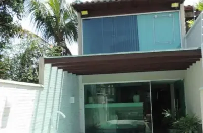 Ótima casa moderna com fino acabamento, piso de porcelanato, banheira de hidromassagem, área gourmet com churrasqueira completa, salão de jogos, banca