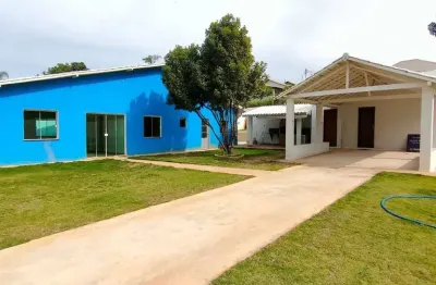 Excelente casa com 04 quartos, sendo 01 suíte, sala com 36m² com 5 janelas de blindex e porta de blindex, cozinha com 30m², churrasqueira com pia e ba