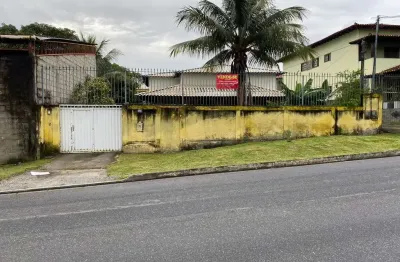 02 excelentes casas: casa da frente composta por 03 quartos, 02 banheiros, 02 salas, cozinha, garagem coberta para 03 carros, área de serviço e varand
