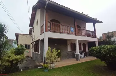 Excelente casa duplex, parte superior: 02 quartos com varandas e 01 banheiro, parte inferior: 01 quarto grande com suíte de 20m², sala em 02 ambientes