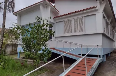 Ótima casa com 03 quartos, sala, copa cozinha, banheiro, despensa, varanda, área serviço, banheiro, piscina, churrasqueira, garagem, mais anexo com um