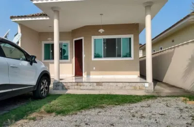 Excelente casa com 02 quartos, sendo 01 suíte, ótima sala, cozinha, banheiro, área de serviço, varandas, garagem, área gourmet com churrasqueira, duch