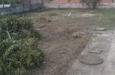 Excelente terreno com 600,00m², medindo 15m de frente por 40m pelas laterais, devidamente escriturado, registrado, totalmente legalizado, todo murado,