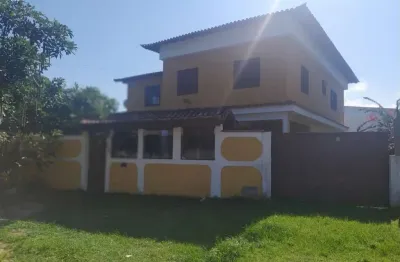 Excelente imóvel com 06 quartos, sendo 01 suíte, sala de estar, sala de jantar, piscina, churrasqueira, ótima localização, aceita carta de crédito!