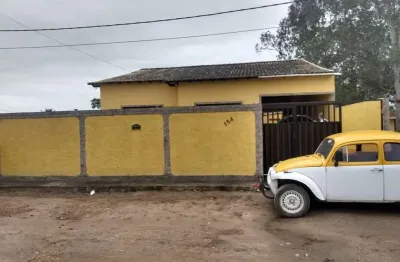 Ótima casa em condomínio fechado, com 03 quartos, sendo 02 suítes, banheiro social, sala em 02 ambientes (tv e jantar), cozinha ampla com bancada