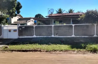 Ótima casa com 03 quartos, sendo 02 suítes, sala, ótima cozinha, banheiro, varanda ao redor da casa, ótimo quintal com 570,00m². aceita financiamento!