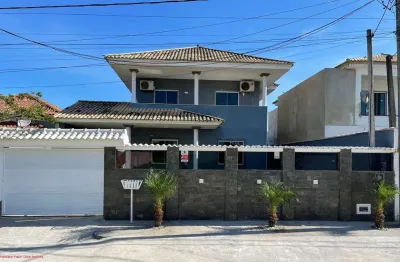 Excelente casa duplex em condomínio, com 04 quartos sendo 01 suíte com banheira de hidromassagem, quartos com ar condicionado, piscina
