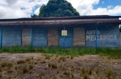 Ótima loja de frente para rodovia com 15 metros de frente, e uma casa com 02 quartos, sala, cozinha, banheiro, churrasqueira, cisterna, casa com 90m²