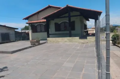 Ótima casa com 05 quartos sendo 01 suíte, 02 salas, cozinha, 02 banheiros, área de serviço, varandas, garagem, churrasqueira.